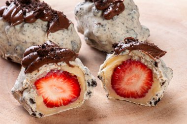 Çilekle doldurulmuş gurme tugaycılar. Üst görünüm