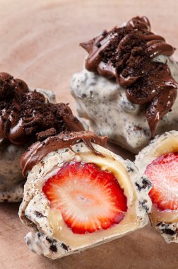 Çilekle doldurulmuş gurme tugaycılar. Üst görünüm