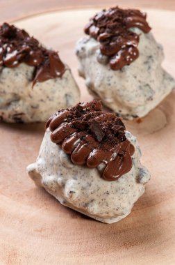 Çilekle doldurulmuş gurme tugaycılar.