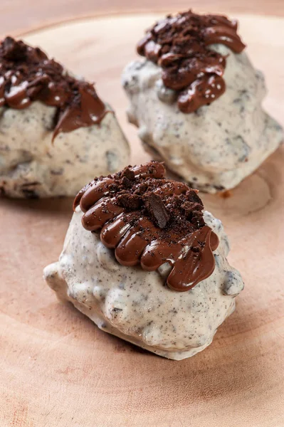 Çilekle doldurulmuş gurme tugaycılar.