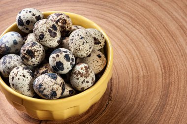 Kasede bıldırcın yumurtası ve ahşap masa. Boşluğu kopyala