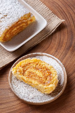 Dulce de leche ile doldurulmuş İsviçre usulü kek. Roulade keki. Üst görünüm