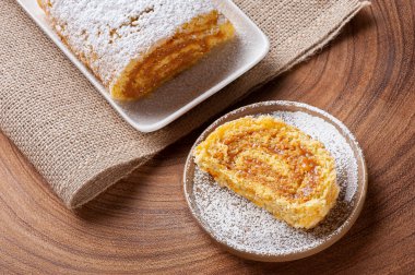 Dulce de leche ile doldurulmuş İsviçre usulü kek. Roulade keki. Üst görünüm