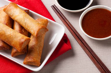 Kızarmış börek. Geleneksel Asya yemekleri