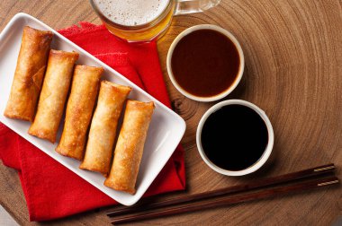 Kızarmış börek. Geleneksel Asya yemekleri. Üst görünüm