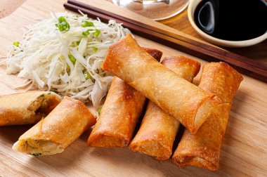 Kızarmış börek. Geleneksel Asya yemekleri