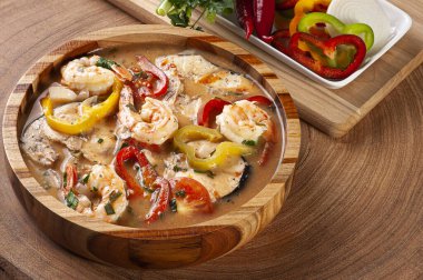 Tipik Brezilya mutfağı Moqueca de Peixe com camarao. Üst görünüm
