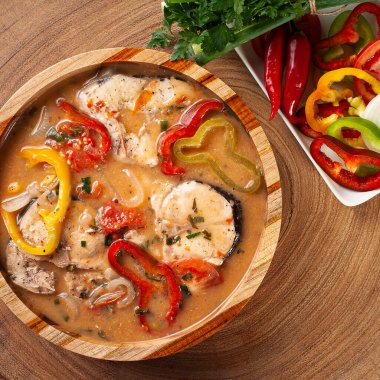 Tipik Brezilya mutfağı Moqueca de Peixe. Üst görünüm