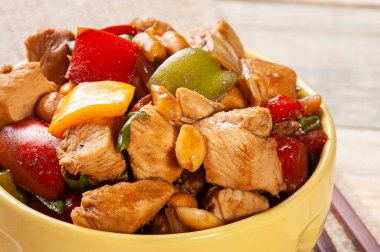 Kung pao tavuğu. Geleneksel Çin yemekleri. Satranç tavuğu.