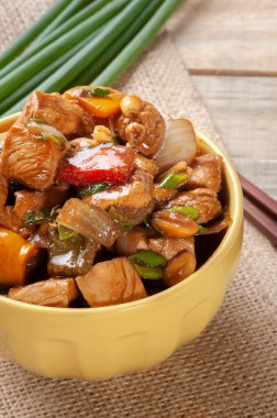 Kung pao tavuğu. Geleneksel Çin yemekleri. Satranç tavuğu.