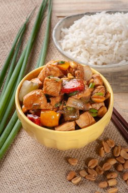 Kung pao tavuğu. Geleneksel Çin yemekleri. Satranç tavuğu.