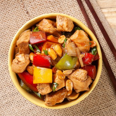Kung pao tavuğu. Geleneksel Çin yemekleri. Satranç tavuğu. Üst görünüm