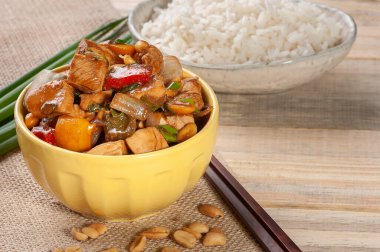 Kung pao tavuğu. Geleneksel Çin yemekleri. Satranç tavuğu. Boşluğu kopyala