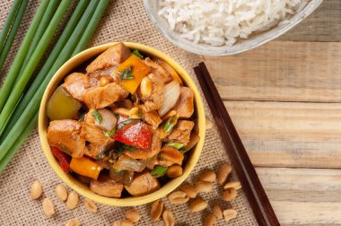 Kung pao tavuğu. Geleneksel Çin yemekleri. Satranç tavuğu. Üst Manzara. Görünümü kopyala