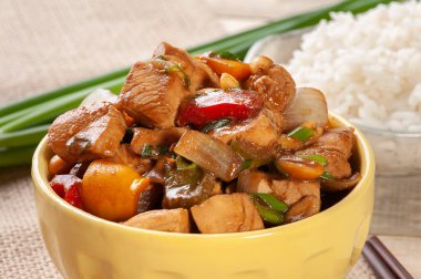 Kung pao tavuğu. Geleneksel Çin yemekleri. Satranç tavuğu.