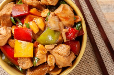 Kung pao tavuğu. Geleneksel Çin yemekleri. Satranç tavuğu. Üst görünüm
