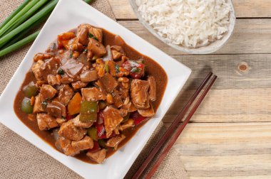 Kung pao tavuğu. Geleneksel Çin yemekleri. Satranç tavuğu. Üst görünüm