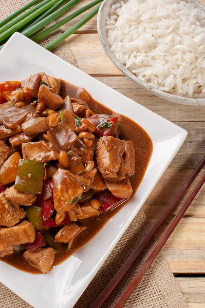 Frango Kung Pao. Comida tradicional chinesa. Frango xadrez. Vista