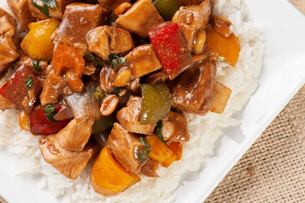 Frango Kung Pao. Comida tradicional chinesa. Frango xadrez. Vista