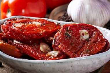 Zeytinyağlı bir kasede güneşte kurutulmuş domates.