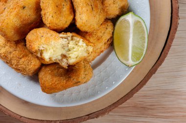 Morina balığı keki, Portekiz mutfağında çok geleneksel. Morina ve patatesten yapılmış. Üst görünüm