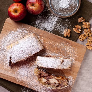 Geleneksel fındıklı elmalı turta. Üst görünüm