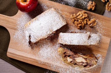 Geleneksel fındıklı elmalı turta. Üst görünüm