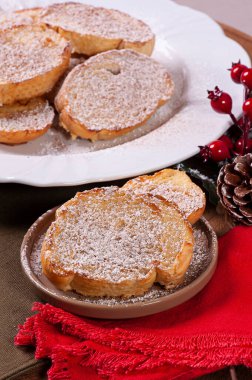 Tipik Noel tatlısına Rabanadas denir. Fransız tostu.