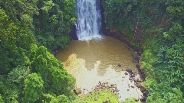 无人驾驶飞机在大瀑布上方高高升起 展现出梦幻般的绿色高地 咖啡场和丛林 — 图库视频影像