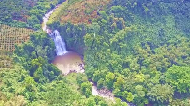 Drone Voa Para Alta Cachoeira Fluindo Rio Montanha Clayee Entre — Vídeo de Stock