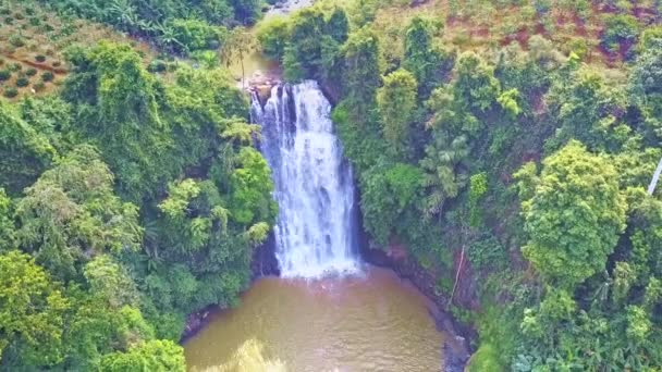 Meravigliosa Vista Drone Alti Torrenti Cascata Schiumosa Fino Lago Acqua — Video Stock