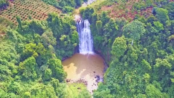 Drone Gira Torno Planalto Verde Acima Rio Com Cachoeira Espumosa — Vídeo de Stock