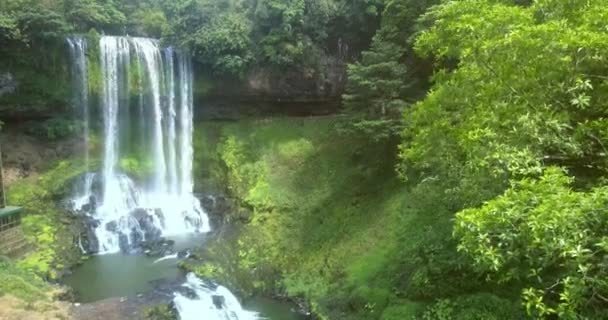 Vista a distanza cascata e fiume con rapide — Video Stock