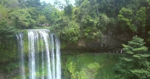 Waterfall starts falling from steep cliff — Stock Video