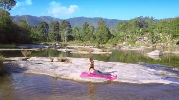 Hellhaariges Mädchen Posiert Auf Flachem Stein Inmitten Eines Malerischen Flusses — Stockvideo