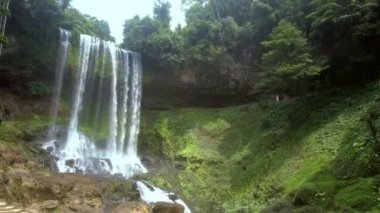 güçlü su akar aşağıya doğru kayalar düşmek