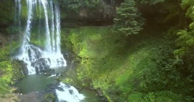 şelale akar güçlü rüzgar esiyor