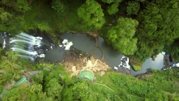 Drone si avvicina al canyon fluviale con cascata — Video Stock