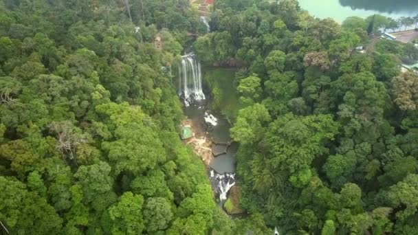 Flycam pokazuje kanionu rezerwat przyrody wśród dżungli — Wideo stockowe
