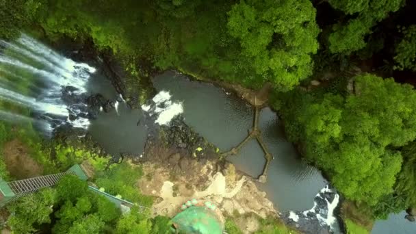 Flycam da la vuelta por encima de la cascada corriendo hacia el desfiladero — Vídeo de stock