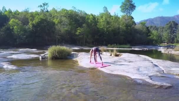 Sottile Ragazza Equilibri Gamba Posa Yoga Mat Messo Pietra Tra — Video Stock