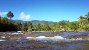 resimsel manzara karşı rapids üzerinde su kaynar