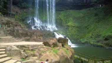 turistler adımları izle manzara üzerinde yürümek