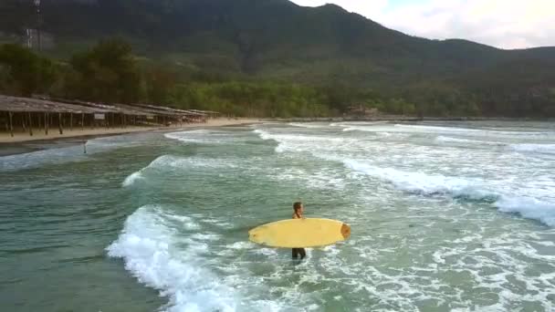 Stark Tjej Bär Gula Surfbräda Till Skummande Brett Havsvågor Mot — Stockvideo