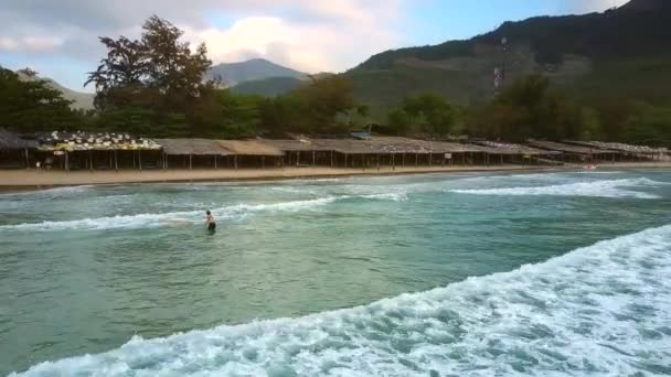 Havadan Görünümü Kız Sahil Yakınında Sörf Tahtası Alır Okyanus Dalgaları — Stok video