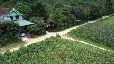 resimsel üst görünümü çift sürmek scooter köy evleri fıstık alanları yakın geçmişte dar toprak yolda