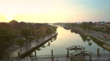 Eski Hoian ilçelerde şafakta bağlanma sakin nehir yaya köprüsü üzerinde inanılmaz yavaş uçuş