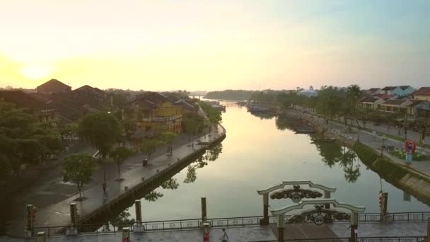 令人惊叹的缓慢飞行在平静的河桥之上连接老区在黎明惠安 — 图库视频影像