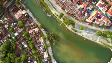 Hava panorama ilham verici yeşil nehir eski çeyrek antik Hoian bentleri yıkar