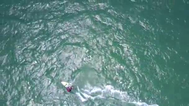 Flycam Показывает Виндсерфер Катается Тяжелых Волнах Гребнями Совершает Вспененный Трюк — стоковое видео